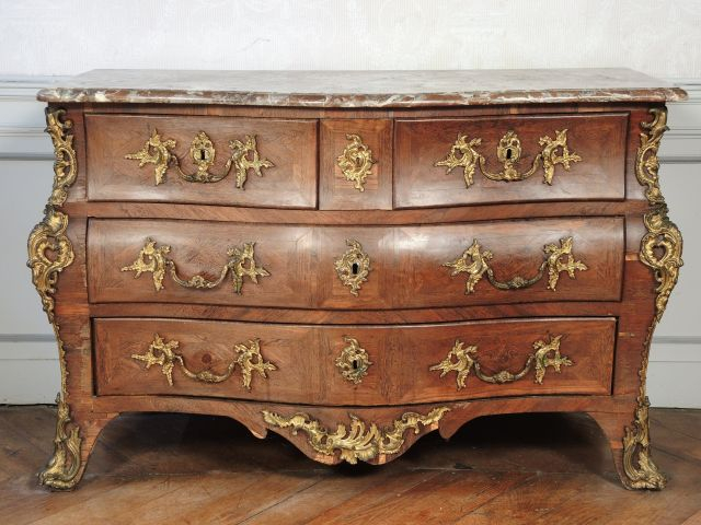 Commode tombeau Louis XV en placage de palissandre, ouvrant à quatre t