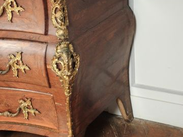 Commode tombeau Louis XV en placage de palissandre, ouvrant à quatre t