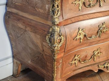 Commode tombeau Louis XV en placage de palissandre, ouvrant à quatre t