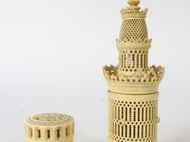 Deux différentes boîtes à fils et à couture XIXe en ivoire sculpté et 