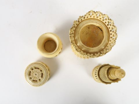 Deux différentes boîtes à fils et à couture XIXe en ivoire sculpté et 