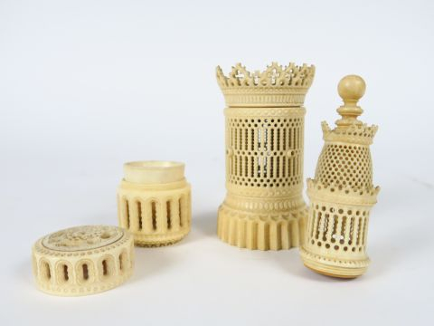 Deux différentes boîtes à fils et à couture XIXe en ivoire sculpté et 