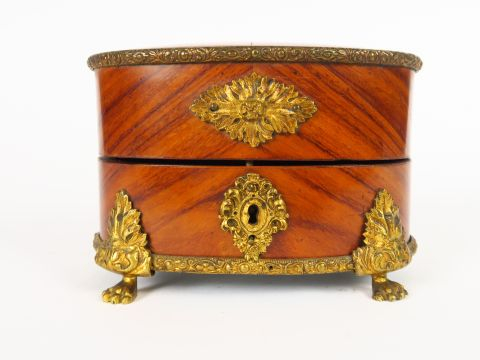 Coffret à bijoux ou à odeurs Napoléon III en placage de bois de rose, 