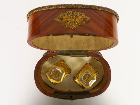 Coffret à bijoux ou à odeurs Napoléon III en placage de bois de rose, 