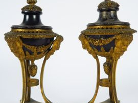 Paire d'athéniennes de style Empire en bronze patiné et doré à décor d