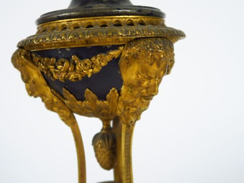 Paire d'athéniennes de style Empire en bronze patiné et doré à décor d