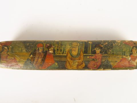 Plumier kadjar XIXe en carton maché polychrome à décor de personnages.