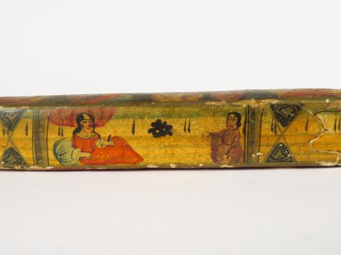 Plumier kadjar XIXe en carton maché polychrome à décor de personnages.