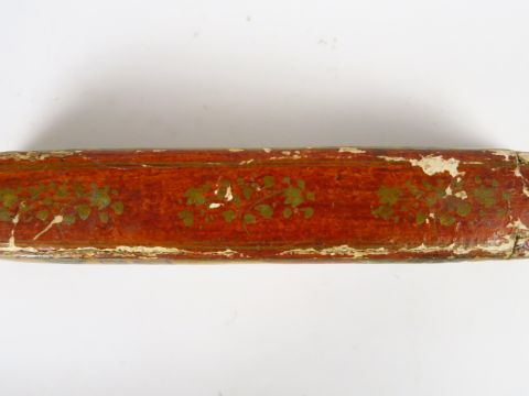 Plumier kadjar XIXe en carton maché polychrome à décor de personnages.