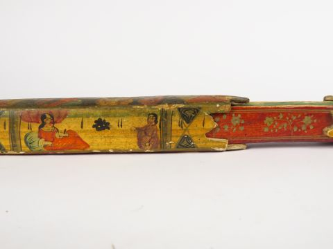 Plumier kadjar XIXe en carton maché polychrome à décor de personnages.