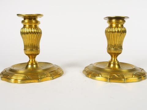 Paire de bougeoirs de toilette de style Louis XV en bronze doré à déco