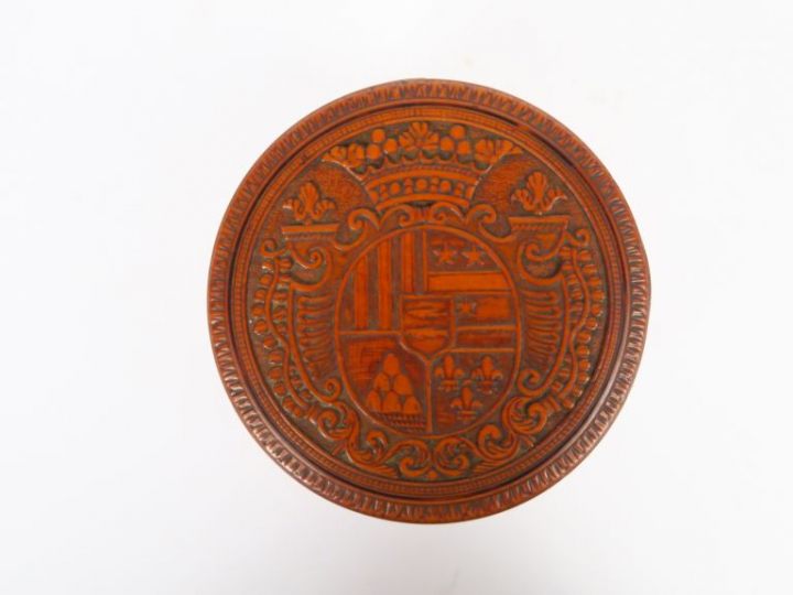 Boite ronde XIXe en buis sculpté, couvercle à décor d'armoiries. Diam.