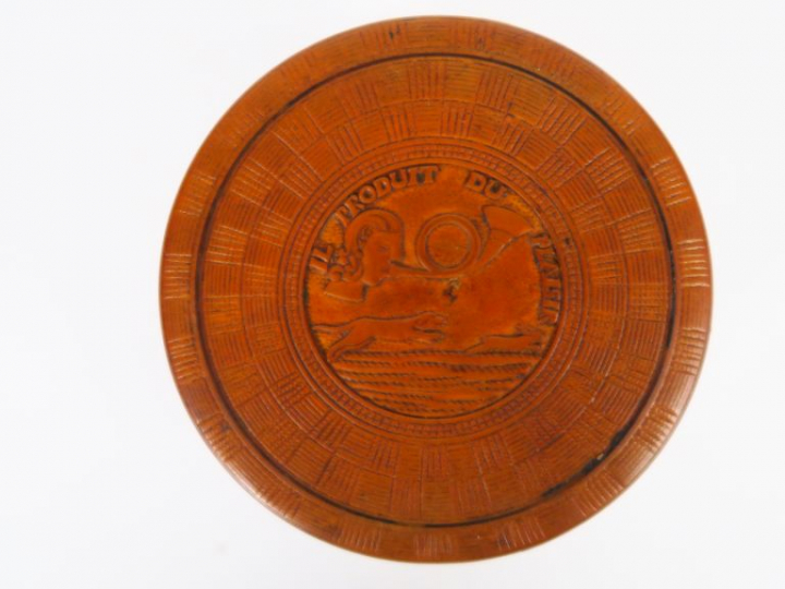 Boite ronde XIXe en buis sculpté, couvercle à décor d'armoiries. Diam.