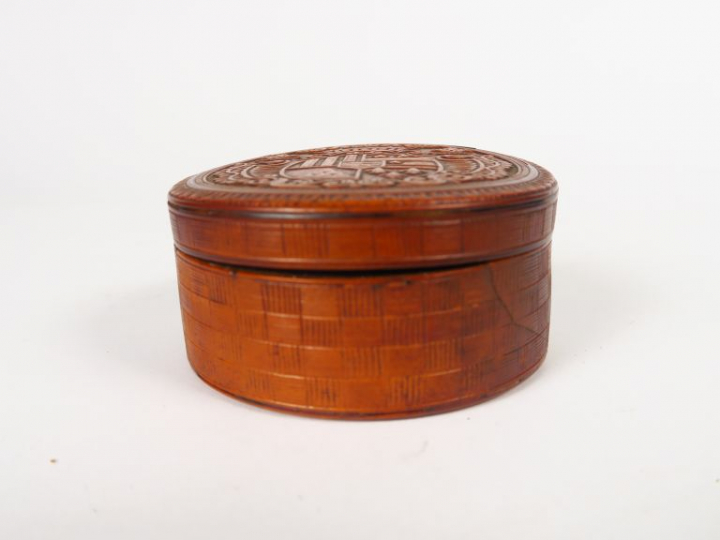 Boite ronde XIXe en buis sculpté, couvercle à décor d'armoiries. Diam.