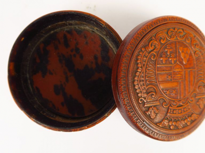 Boite ronde XIXe en buis sculpté, couvercle à décor d'armoiries. Diam.