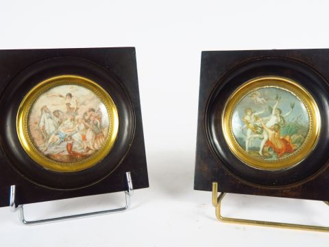 Paire de miniatures XIXème sur ivoire 'Scènes mythologiques'. Diam. : 