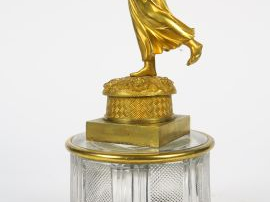Sujet XIXe en bronze doré et cristal figurant une jeune fille à l'anti