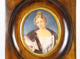 Miniature 1900 sur ivoire 'Portrait d'élégante aux tresses'. Dim. : 10