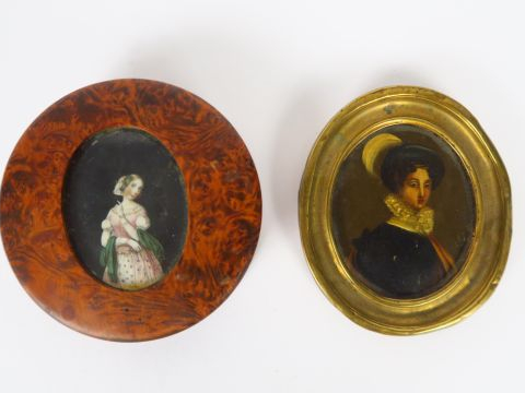 Boite XIXe en thuya ornée d'une miniature figurant une jeune fille (pe
