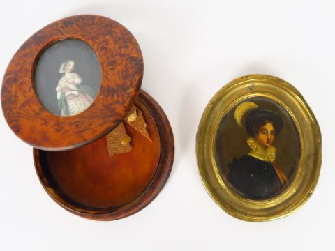 Boite XIXe en thuya ornée d'une miniature figurant une jeune fille (pe