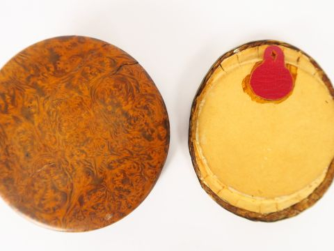 Boite XIXe en thuya ornée d'une miniature figurant une jeune fille (pe