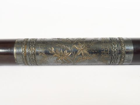 Baguette de musicien XIXe en ébène ou acajou et argent. L. : 38 cm