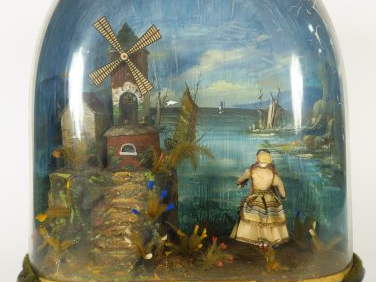 Diorama XIXe à décor de danseurs dans un paysage hollandais, têtes en 