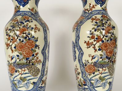GIEN. Paire de grands vases en faience polychrome à décor d'oiseaux et