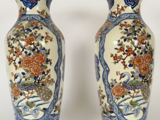 Vente aux enchères GIEN. Paire de grands vases en faience polychrome à décor d'oiseaux et
