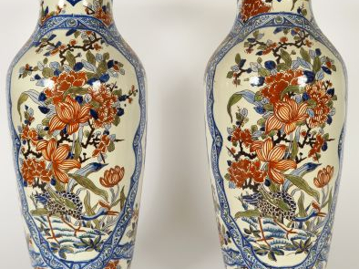 GIEN. Paire de grands vases en faience polychrome à décor d'oiseaux et