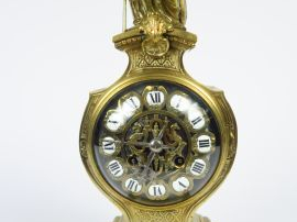 Vente aux enchères Pendule Napoléon III en bronze de style Louis XVI, surmontée d'une Min