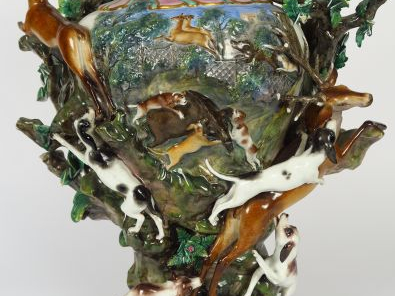 Grand vase XIXe en porcelaine polychrome de Saxe à décor en relief de 