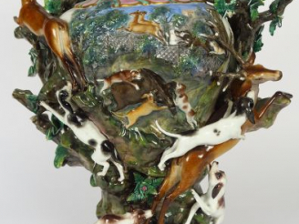 Vente aux enchères Grand vase XIXe en porcelaine polychrome de Saxe à décor en relief de 