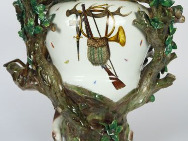 Grand vase XIXe en porcelaine polychrome de Saxe à décor en relief de 