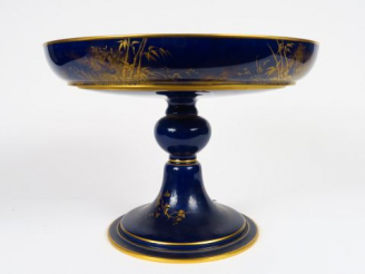 Vente aux enchères SEVRES. Grande coupe sur piedouche en porcelaine à décor de liserés, d