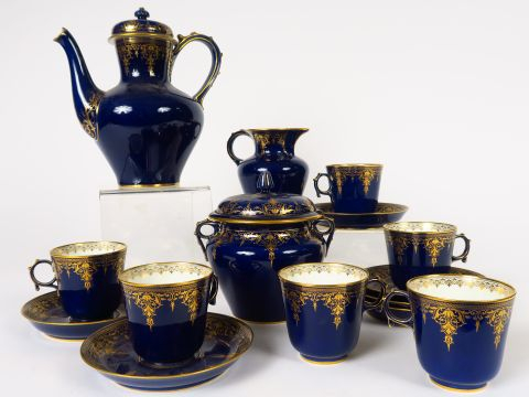 SEVRES. Partie de service à café en porcelaine à décor de liserés doré