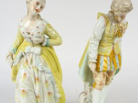 Paire de sujets XIXe en porcelaine polychromes 'Couple d'élégants'. H.