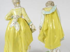 Paire de sujets XIXe en porcelaine polychromes 'Couple d'élégants'. H.