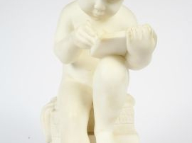 Vente aux enchères Sujet XIXe en albatre 'L'amour écrivant'. H. : 43 cm. (Petits accident