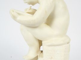 Sujet XIXe en albatre 'L'amour écrivant'. H. : 43 cm. (Petits accident
