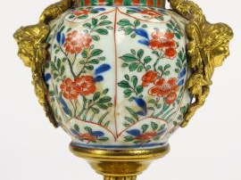 Vase monté en porcelaine de Chine, famille rose, monture en bronze dor