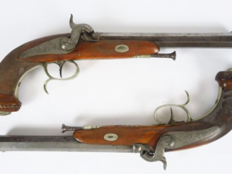 Vente aux enchères 	Paire de pistolets de tir ou de combat à percussion et platine à l’ar