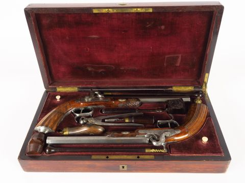 Belle paire de pistolets en coffret (placage de palissandre), cassette