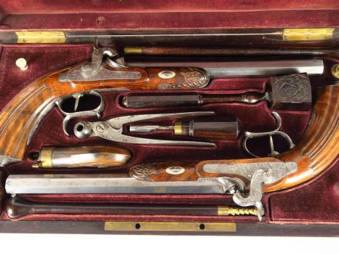 Belle paire de pistolets en coffret (placage de palissandre), cassette