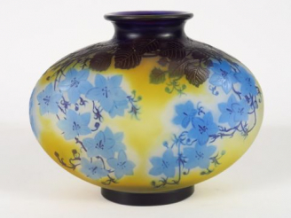 Vente aux enchères GALLE. Vase ovoïde à panse aplatie en verre à décor gravé en camée à l