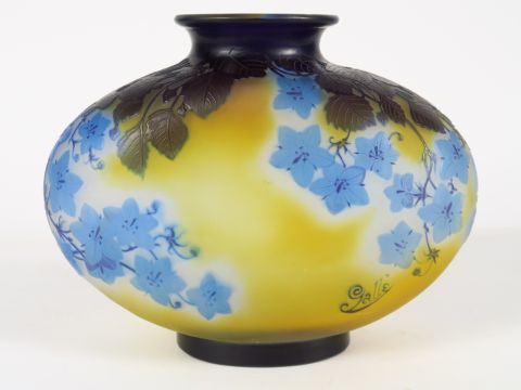 GALLE. Vase ovoïde à panse aplatie en verre à décor gravé en camée à l