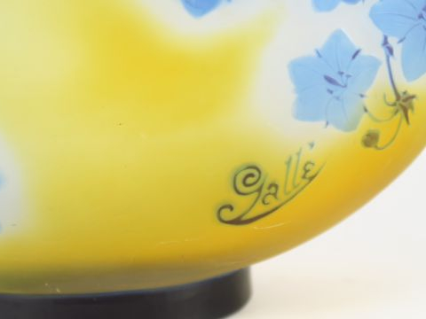 GALLE. Vase ovoïde à panse aplatie en verre à décor gravé en camée à l