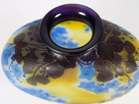 GALLE. Vase ovoïde à panse aplatie en verre à décor gravé en camée à l