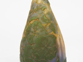 GALLE. Vase soliflore en verre gravé à décor gravé en camée et à l'aci