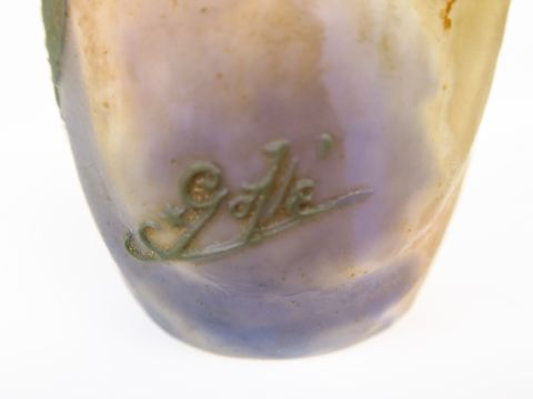 GALLE. Vase soliflore en verre gravé à décor gravé en camée et à l'aci